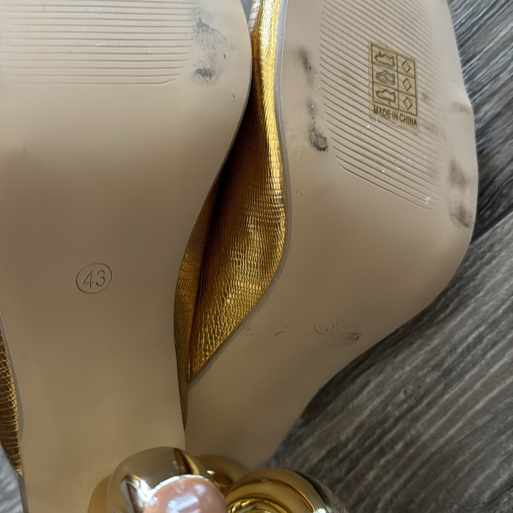 Gold Heels - Picture 4 of 4